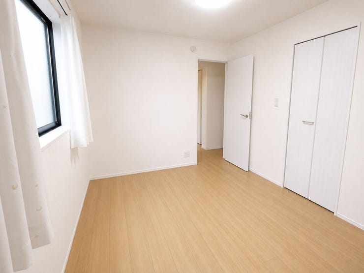 ◆6帖洋室は子供部屋や趣味のお部屋に最適です。
クローゼット付きなので、洋服や物をすっきり収納でき、部屋を広々と使うことができます。