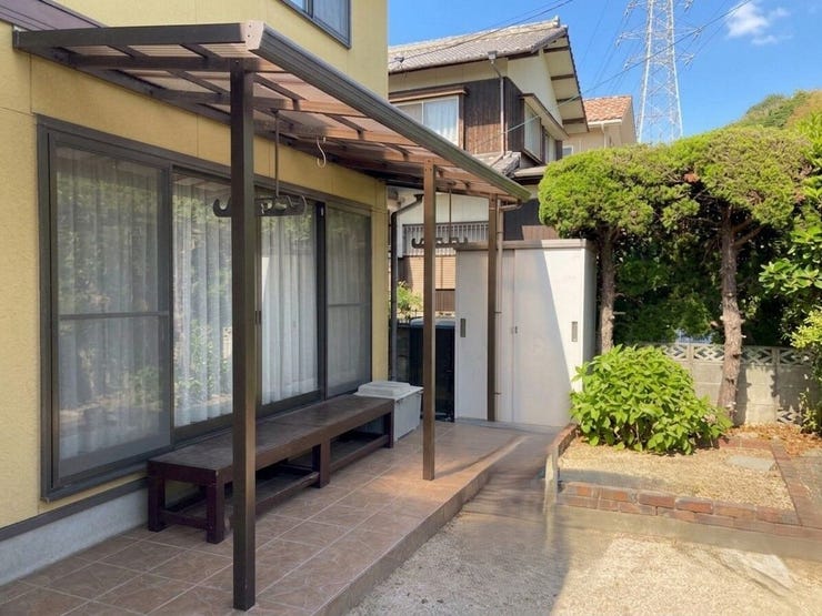 広縁の外側は屋根付きのテラスになっており、洗濯物などを干すことが出来ますよ♪