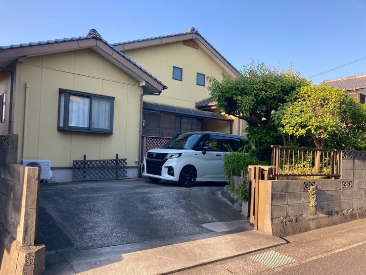 【外観】
角地です♪駐車3台可能♪こちらに2台、裏手に1台入るガレージがあります♪