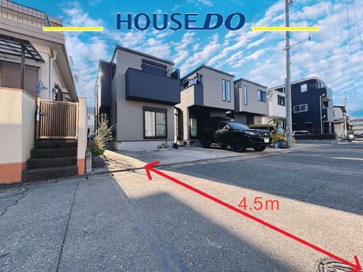 広々とした道路で開放感たっぷりの立地です!