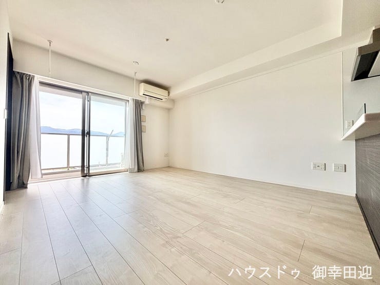 ■安らぎと笑顔の中心地■陽光が優しく降り注ぎ、会話が自然と弾む。ここでは、毎日が特別な時間へと変わります。