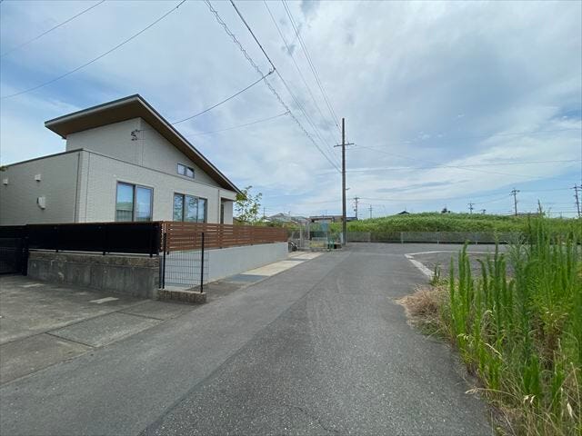 幅員約6.4mの前面道路です。道路幅にゆとりがあるので、車種を選びません。大きめの車を乗りたい方にもオススメです。