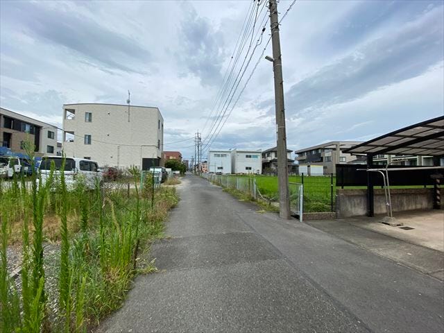 車がすれ違うのに十分な道幅です。車が2台と通行人も通れる幅となっています。