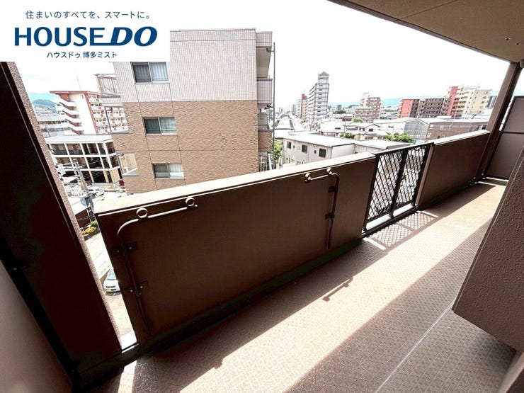 バルコニーに出た瞬間の抜け感が、この部屋の気持ちよさのひとつ。視界が開けると、気持ちも少し広がります。