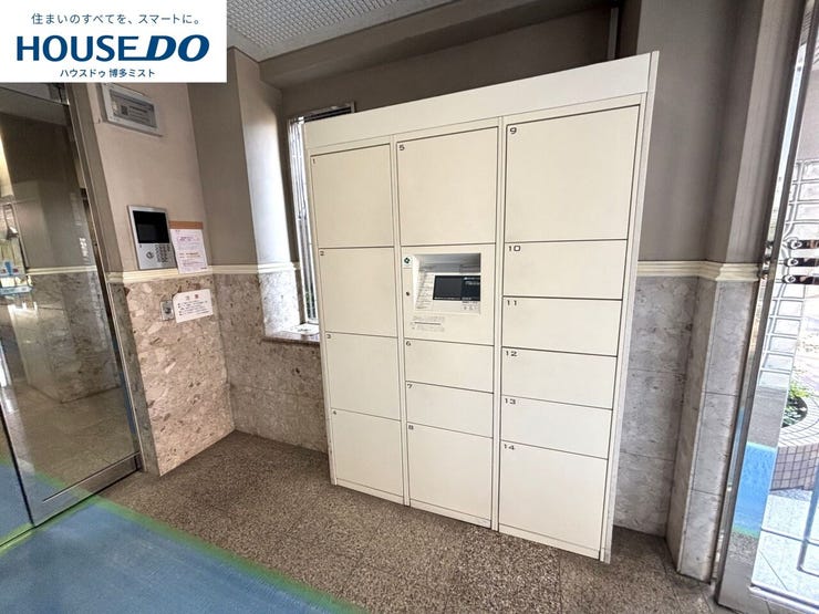 共用部の宅配ボックスがあれば、不在でも荷物を受け取れます。再配達の手間がなくなるのは、忙しい毎日には特にありがたい設備です。