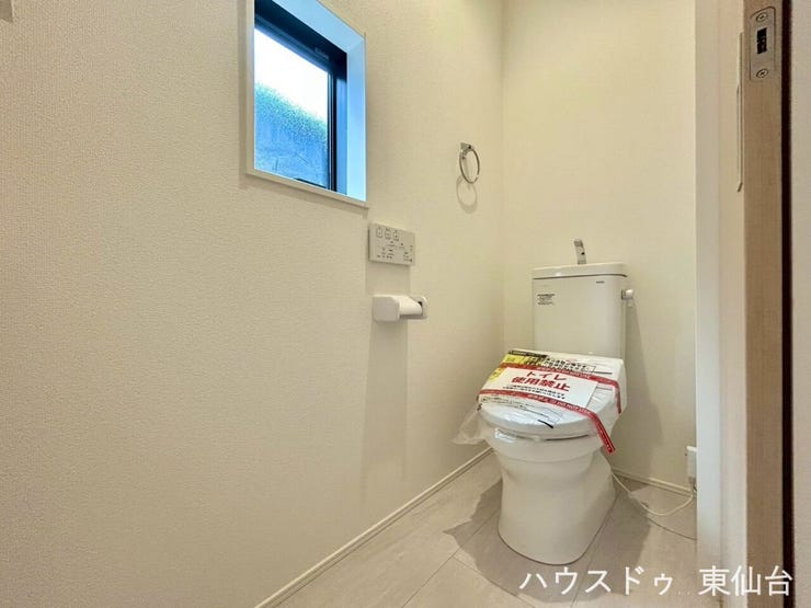 控えめな小窓が断熱性も確保しながら、換気もできていつも清潔を保てますね♪
温水洗浄便座付きで快適に使えるトイレ空間