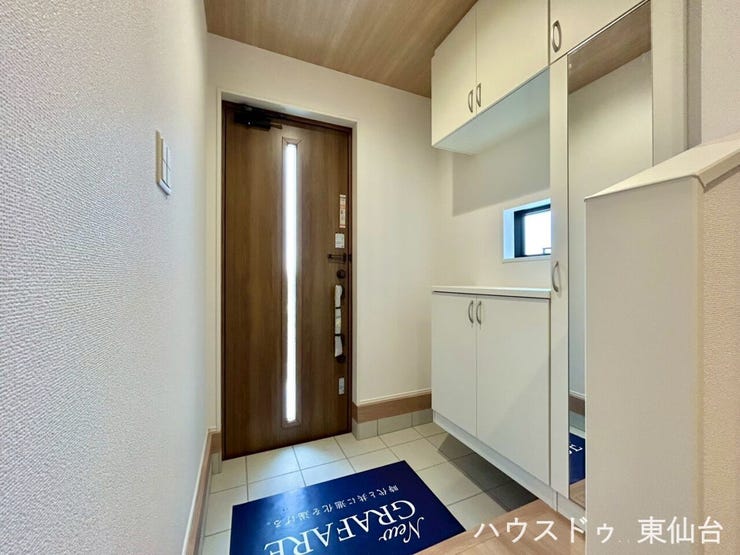 白を基調にした、圧迫感の抑えられたおもてなしの玄関です♪