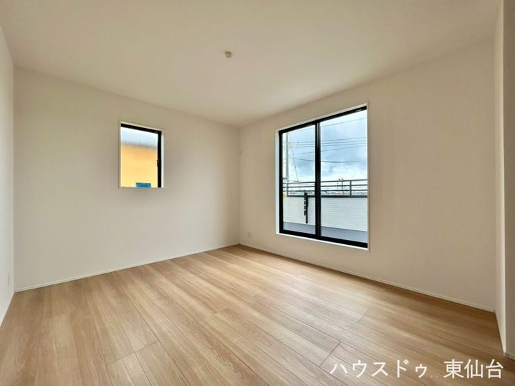 視線がバルコニーに抜ける開放感のある洋室です♪