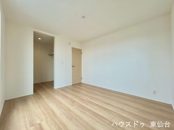 ウォークインクロゼットがあります、衣替えしらずになれそうです♪
