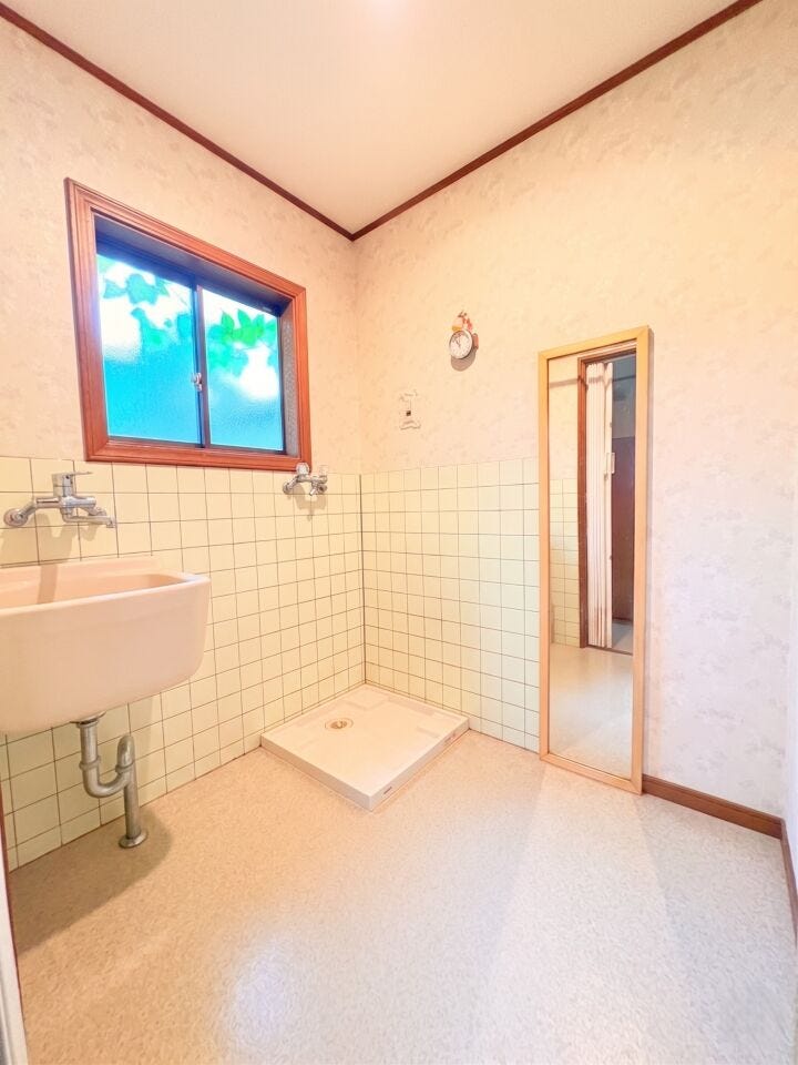風通しが良くゆったりしたつくりの洗面所。