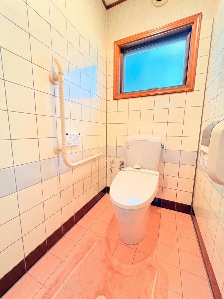 1階に2ヶ所、2階に1ヶ所トイレがあるので朝の忙しい時間帯も待たずにすみそうですね♪