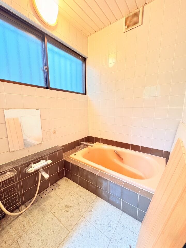 窓付きで外から光を取り込めるため浴室が明るくなります!
また換気・風通しがよくなり、カビ予防にもなりますね!