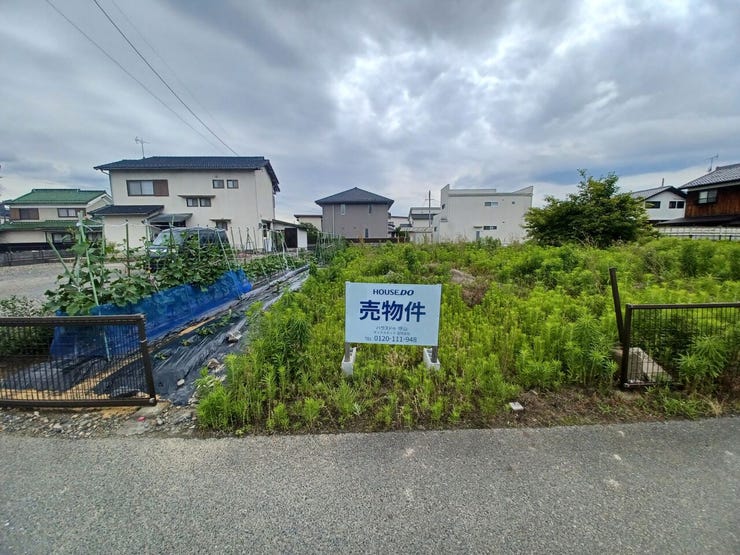 郊外ならではの緑溢れる住環境、97坪を超えるゆとりの敷地