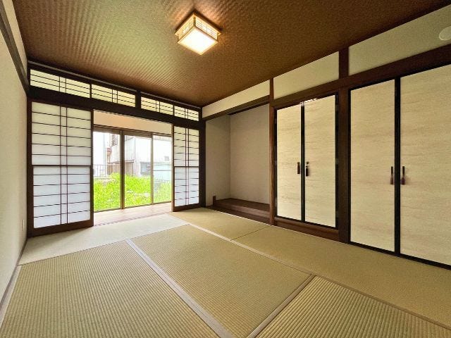 縁側付きの和室です。縁側は夏の直射日光を遮り、冬は暖かな日光を取り入れてくれます