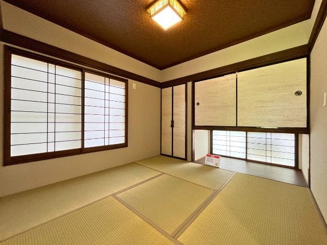 リビングを通らずに出入りできます。客間としても、普段使いの部屋としてもお使いいただける便利な和室です!