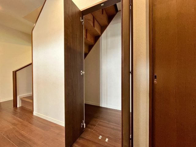 階段下に収納が付いています。デッドスペースを無駄にせず、有効に活用できますね。