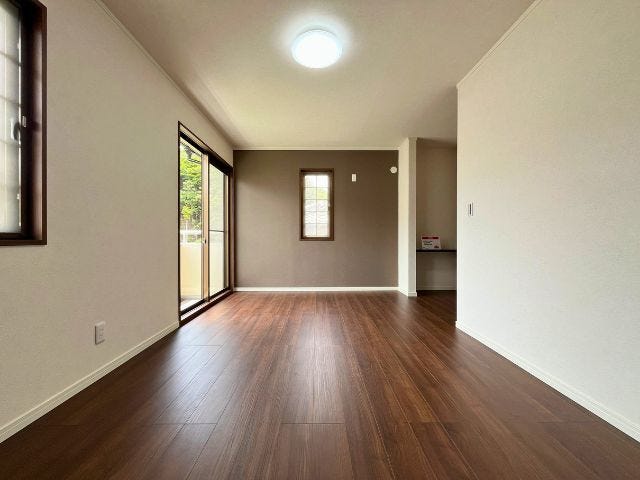 南面の窓から陽射しが届き、明るく爽やかな室内となっています。