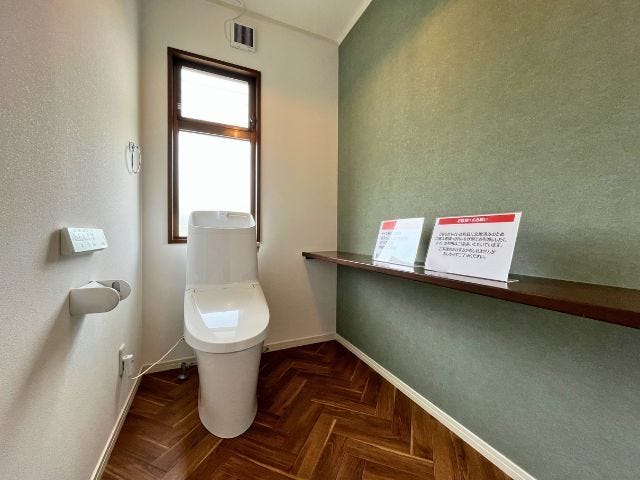 収納棚付きのトイレです。トイレットペーパーのストックも置いておけますね。