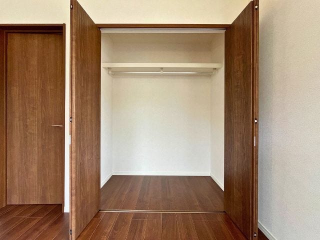 ポールハンガーに枕棚付き!収納力にも優れているクローゼット。床にはショーケースを設置するゆとりもあるので、使いやすいようアレンジできます。