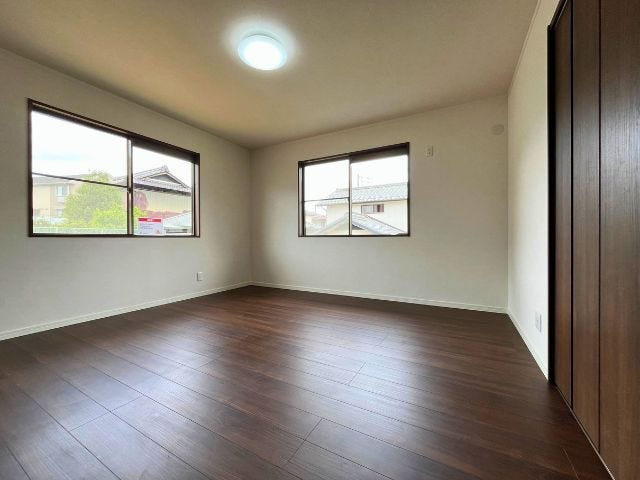 ゆとりのあるお部屋のため、寝室としても使用しやすそうですね。