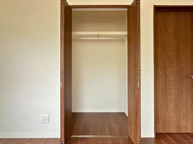 ハンガーパイプや枕棚があらかじめついているので、服もサッと片づける事が出来ます!