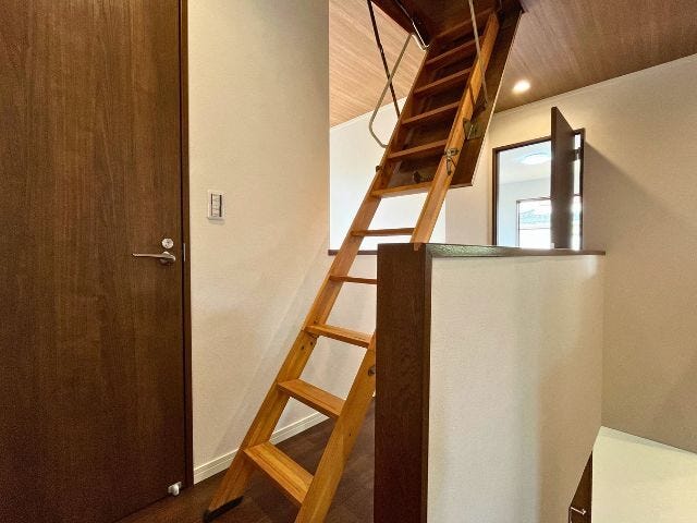 収納用はしごで出入りできる屋根裏収納を備えています。