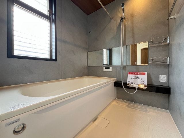 窓からもしっかりと換気が出来るので、湿気がこもりにくく掃除も楽になりますね。