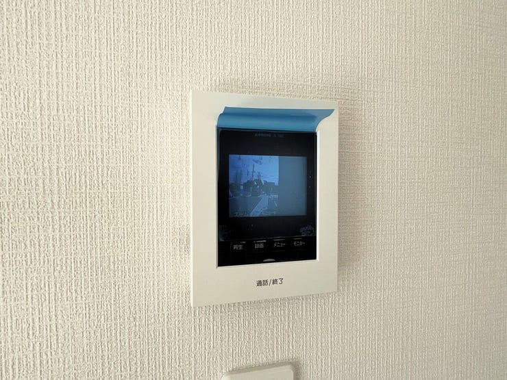 ○カラーモニター付インターホン○ 同仕様
不在時の訪問は自動で録画されます。
訪問者の顔が確認できるのでお子様の留守番にも安心です♪
