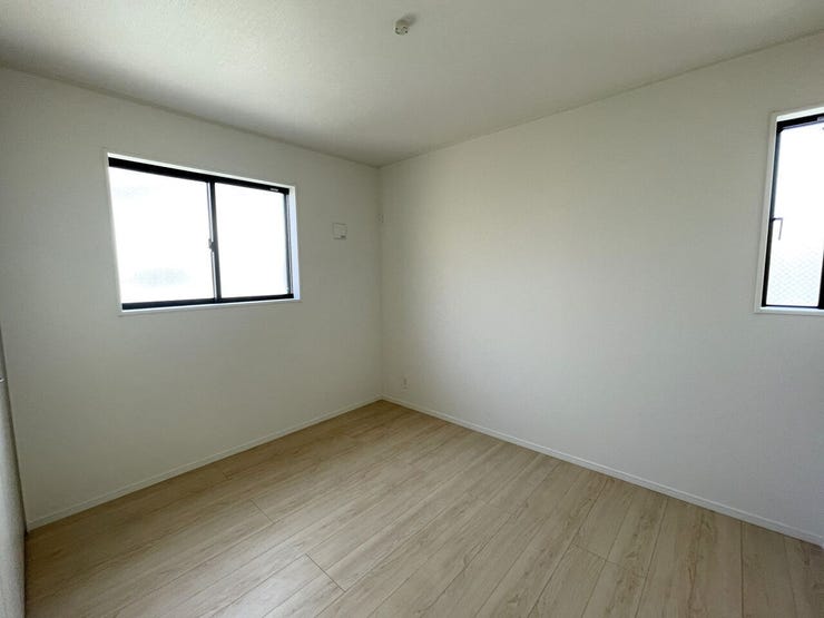 ◇洋室◇ 同仕様
2面採光のお部屋は明るく風通しが良いです♪
収納もしっかり出来ますよ!