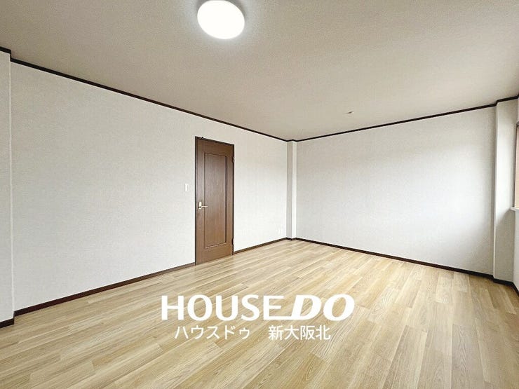 ■3階、階段を登って右側の洋室です!
■10.5帖あるのでライフスタイルに合わせて寝室はもちろんワークスペースや子供部屋など多彩な使い方が可能です◎