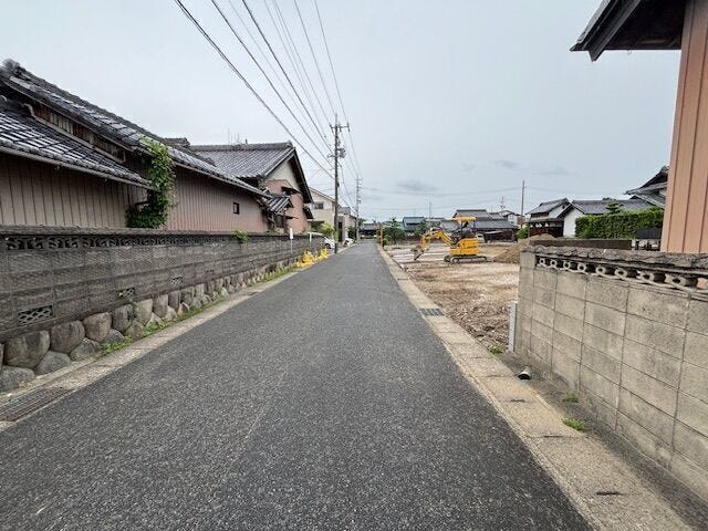 前面公道約5.0m、間口7.74mです。
道路は綺麗に舗装されています。