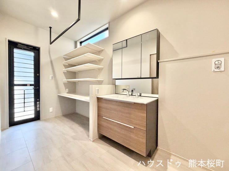 ■清々しいリフレッシュ空間■自分を磨き、気持ちを切り替える。心地よい光が差し込むプライベートスペース。