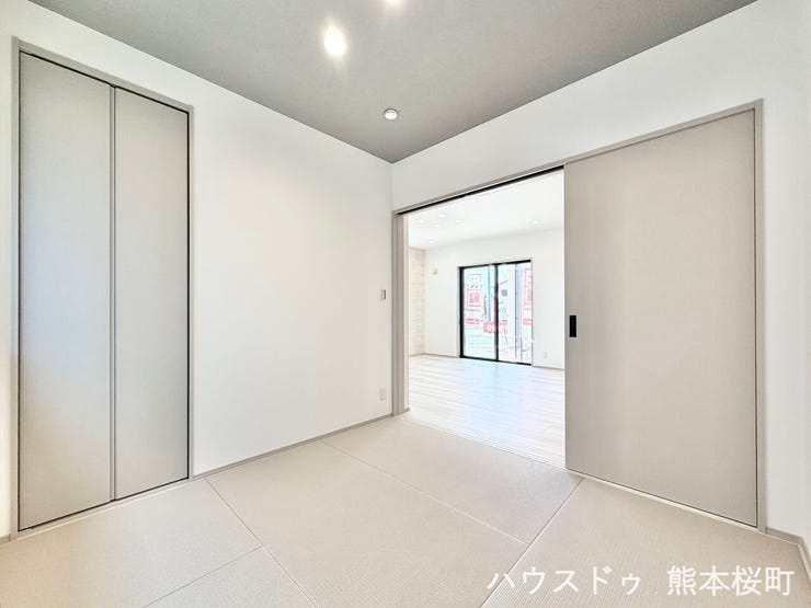■1階4.5帖和室■ゲストをもてなし、昼寝や家事にも使える、畳のぬくもりが心地よい多目的万能スペース。