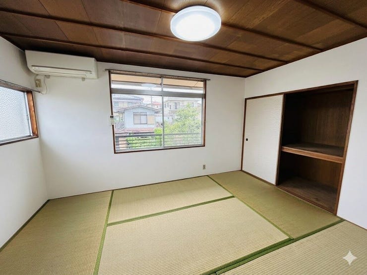 入収納付きで、布団や季節物もすっきり片付きます。