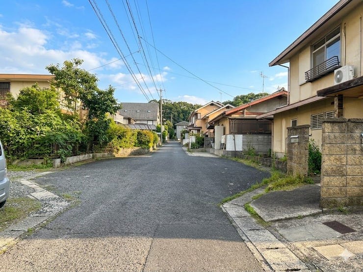 団地内の落ち着いた前面道路で、車の通行も少なく安心感のある住環境です。
