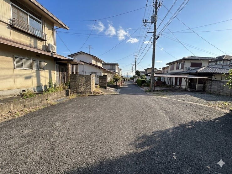 ゆとりのある前面道路で、駐車や来客時も安心して対応できます。