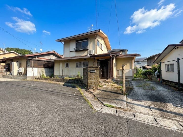 【外観】
高台に佇む陽当たり良好な住まい。閑静なイトーピア団地で穏やかな暮らしを実現できます。
