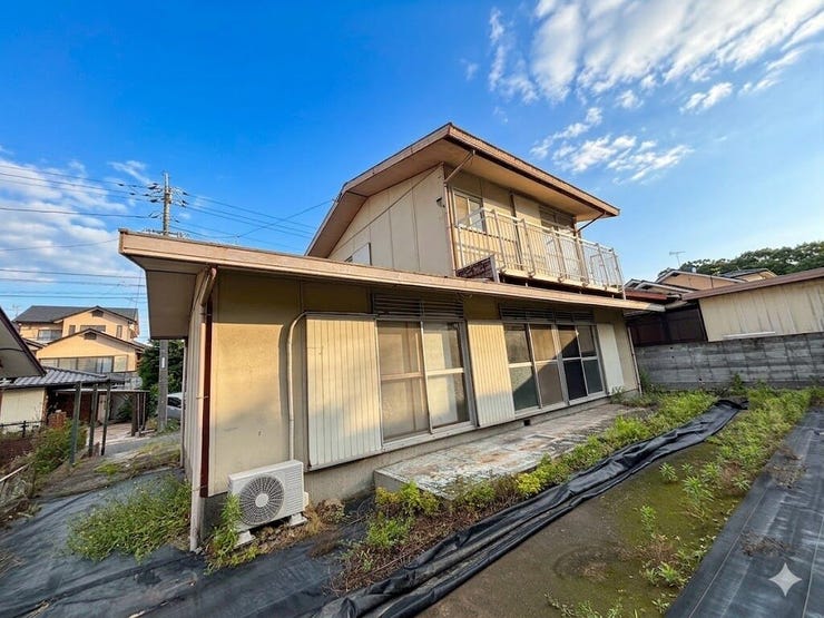 裏側から見ても安定感のある外観で、しっかりとした建物構造が感じられます。