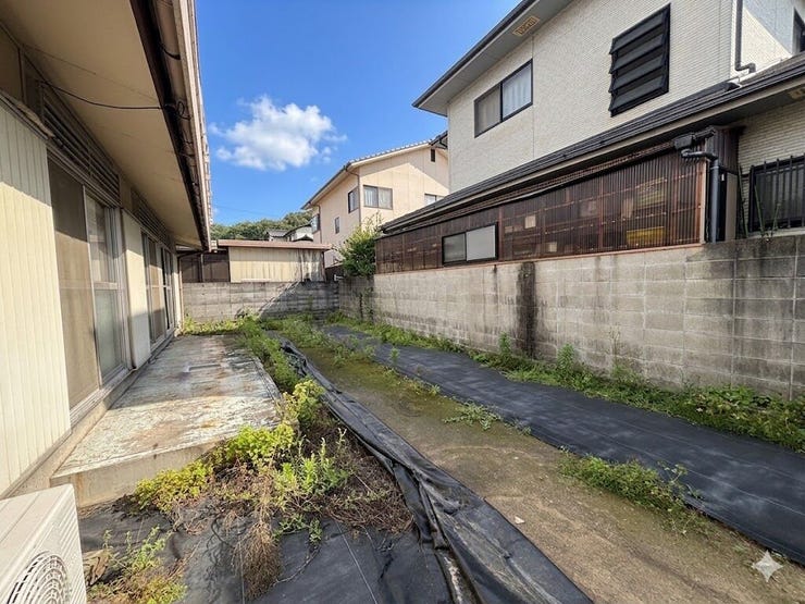 南向きの庭は陽当たり良好で、ガーデニングや家庭菜園にも最適です。