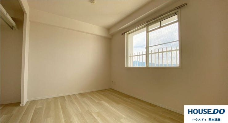 玄関横に洋室があり、遅い時間に帰ってきてもほかの部屋にいるご家族を起こさずにいられます♪