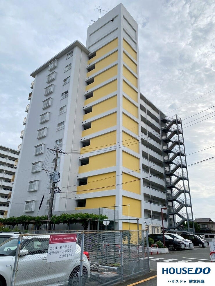 【外観】
スーパーまで徒歩4分、バス停まで徒歩5分の立地♪