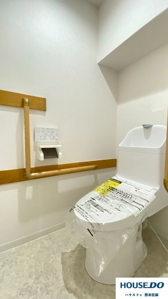 手すり付きのトイレでバリアフリーにもおすすめです。