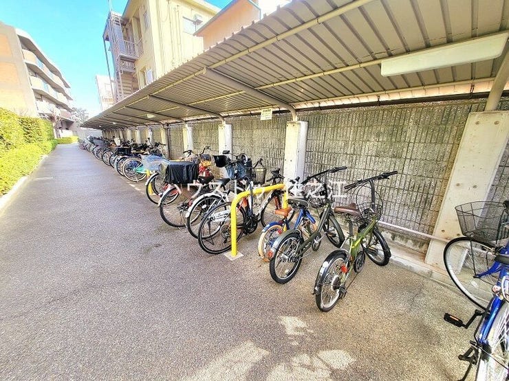 ★屋根付きの駐輪場ですので雨の日も安心。サドルが濡れる事も無いですね!