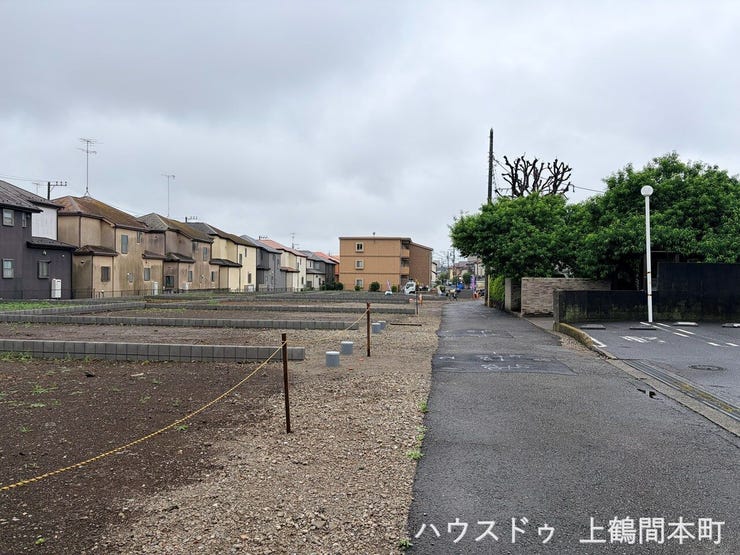 車通りが比較的落ち着いた前面道路です。