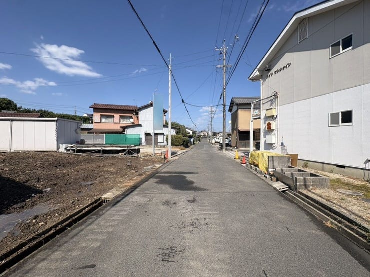 ◇前面道路◇
前面道路幅は約6mと車のすれ違いも可能です。直線道路になりますので、左右も見やすく、お車の出し入れ時もストレス軽減されます。お車の運転が苦手な方でも、ゆっくり駐車可能です。