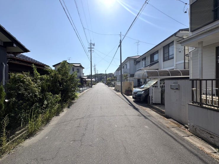 ◇前面道路◇
交通量は少なく、お車の騒音などに悩まされることもなく静かな時間が流れます。平屋も建築可能な敷地にゆとりがあり、隣地とも距離が設けられることでお互いのプライバシーが守れます♪