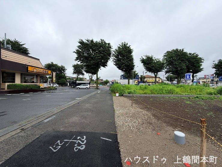 車通りが比較的落ち着いた前面道路で、穏やかな暮らしを演出。