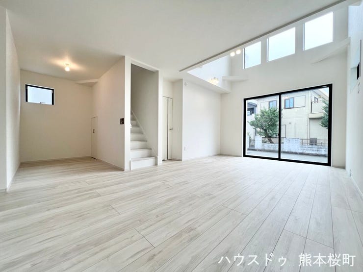 ■安らぎと笑顔の中心地■陽光が優しく降り注ぎ、会話が自然と弾む。ここでは、毎日が特別な時間へと変わります。