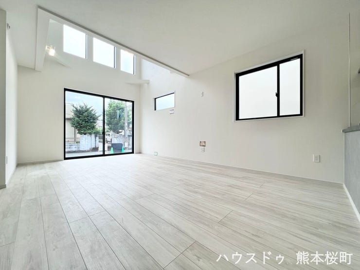 ■安らぎと笑顔の中心地■陽光が優しく降り注ぎ、会話が自然と弾む。ここでは、毎日が特別な時間へと変わります。