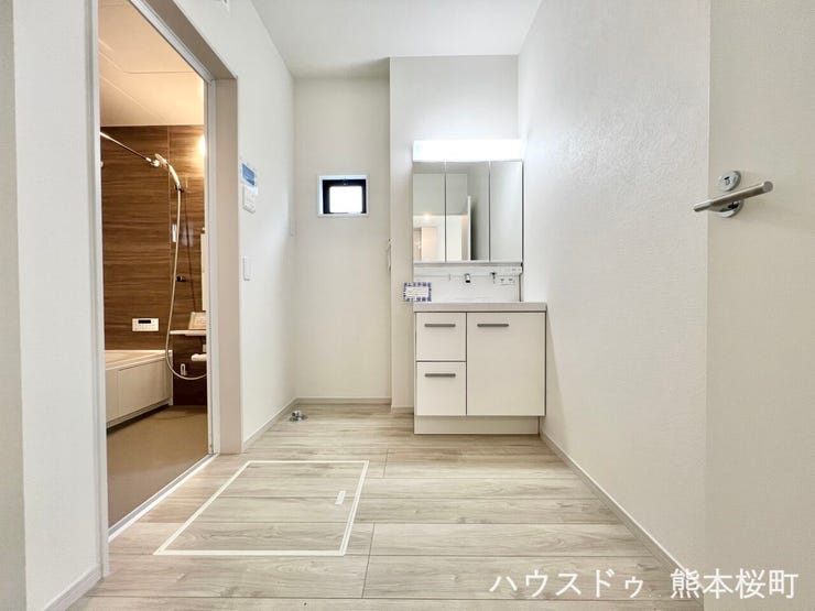 ■清々しいリフレッシュ空間■自分を磨き、気持ちを切り替える。心地よい光が差し込むプライベートスペース。
